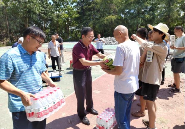 炎炎夏日送清凉 浓浓关爱沁人心||龙职中夏日送清凉慰问活动