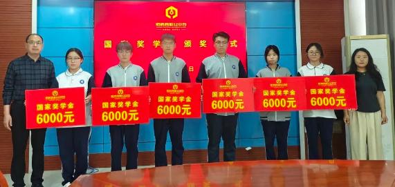 以奋斗之笔，书写青春华章