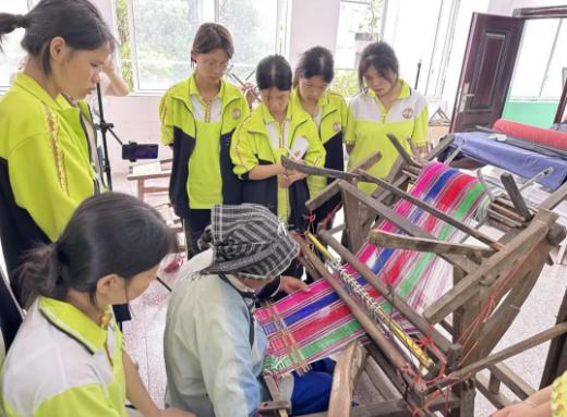 江华职中：非遗瑶族织锦进校园，传承匠心技艺