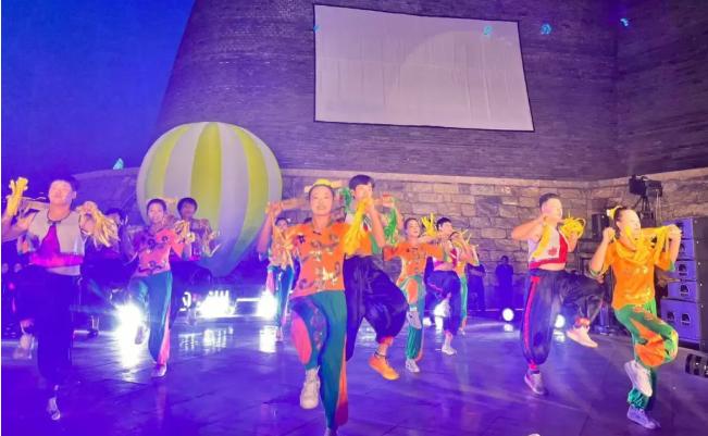 山西桐封技工学校浑身板节目闪耀临汾市咖啡集市
