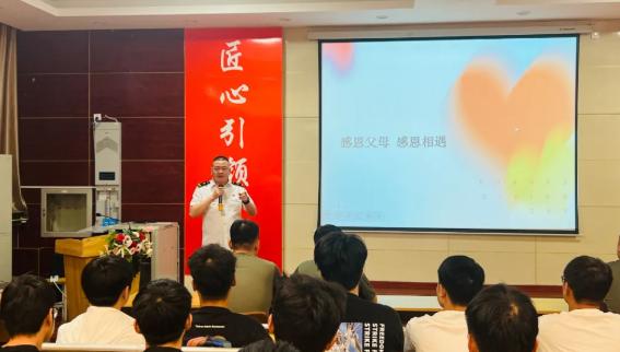 石家庄铁路职业高级技工学校用爱浇灌成长之路