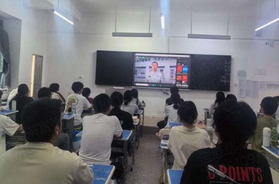 恩施州民族技工学校观看开学第一课