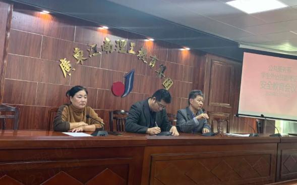 公共服务系召开护理、药剂专业学生外出考证安全教育专项会议