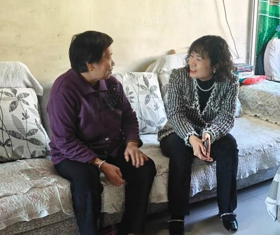 攀枝花市教育和体育局副局长蒋莉娟春节前看望慰问市建校困难党员